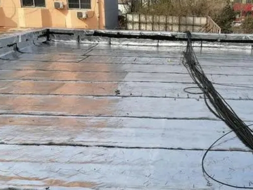 无锡卫生间漏水维修公司分享下无锡屋面楼顶防水刚性防水层施工要点。